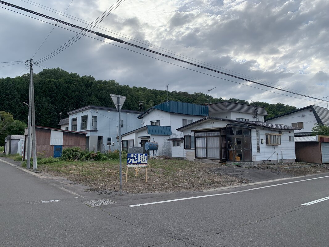 解体更地渡し　南東間口(11.77ｍ)角地