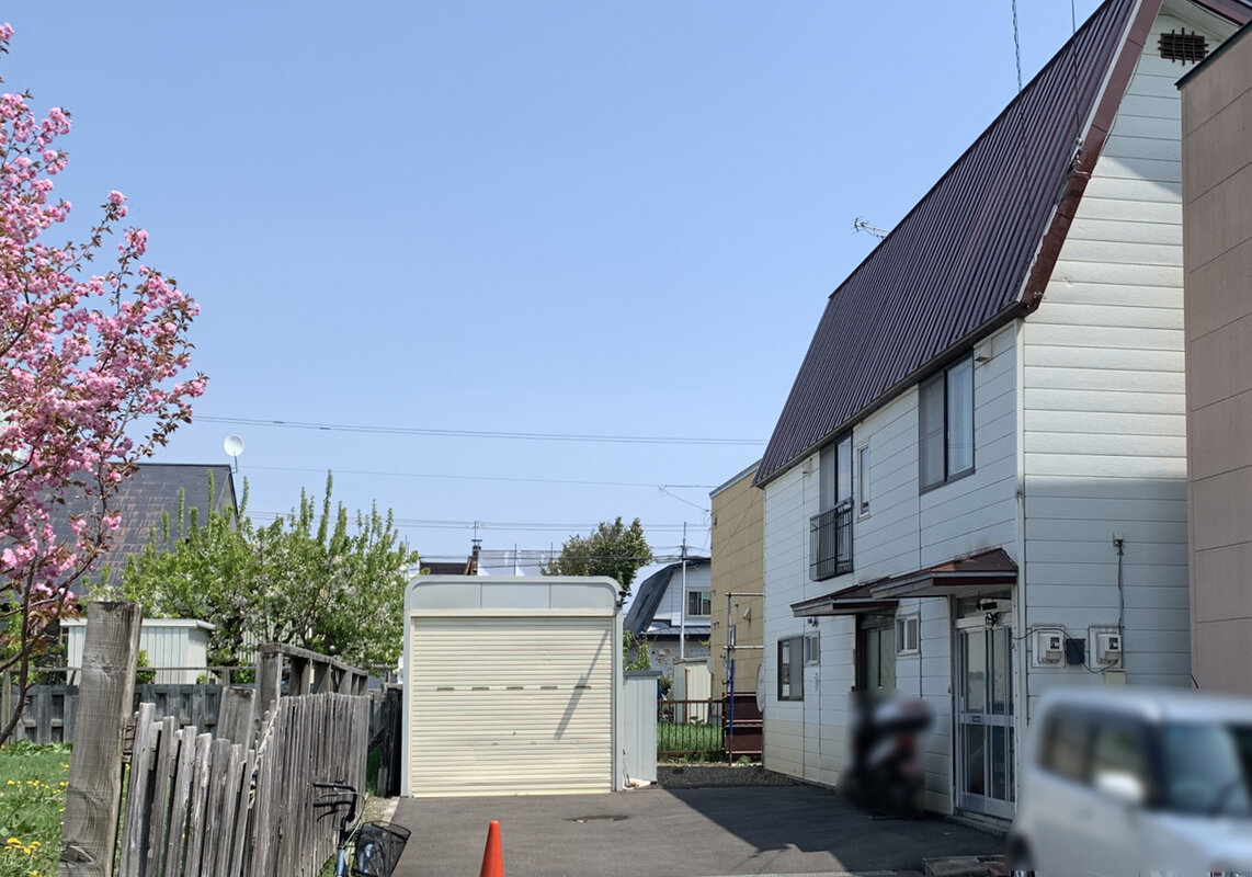 右手側に建物あり
