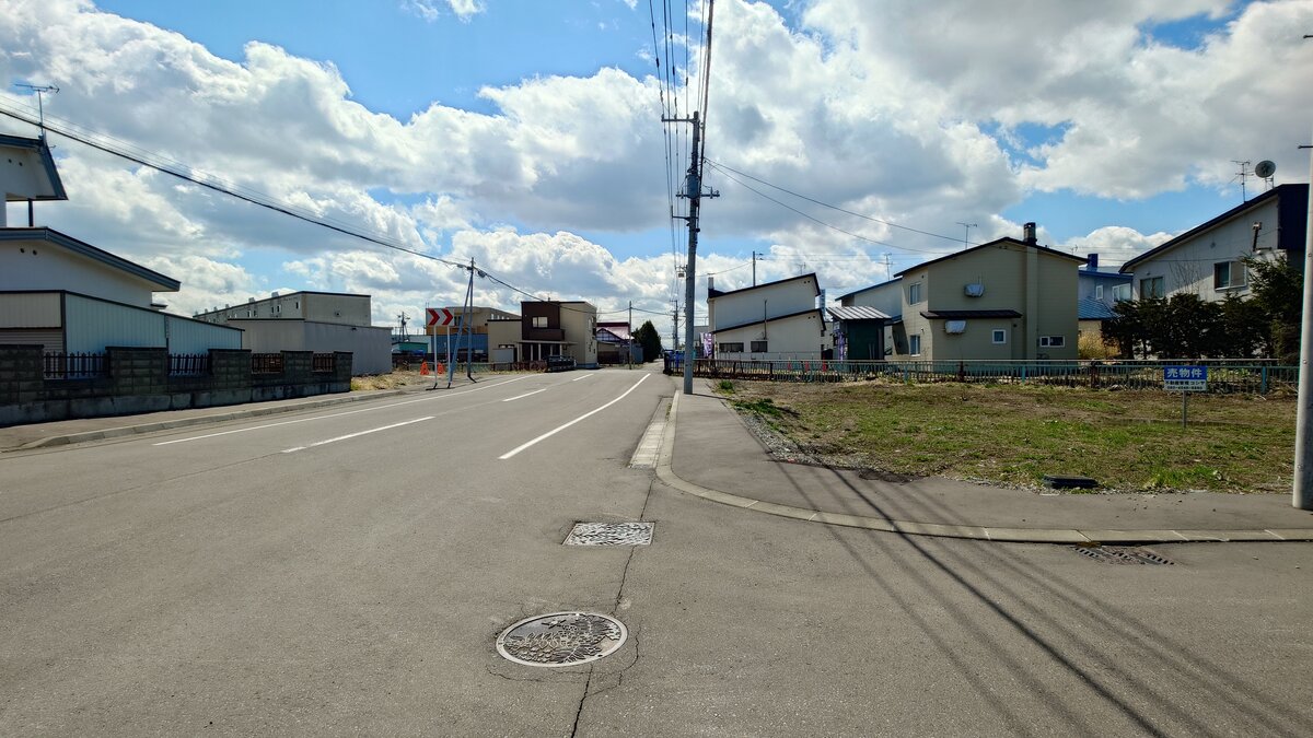 東側：道路幅員13.5ｍ