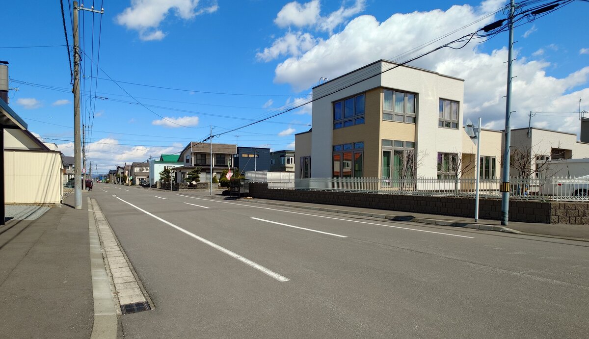 東側：道路幅員13.5ｍ