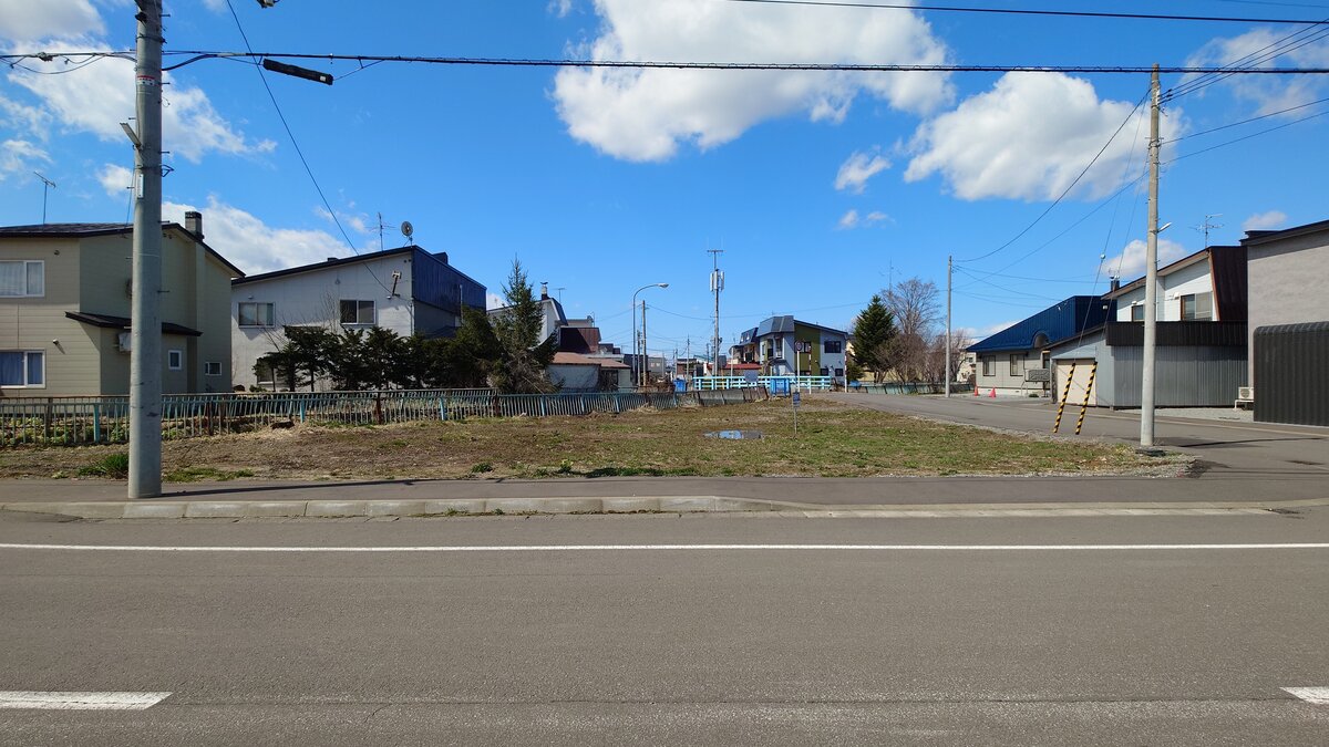 東側：道路幅員13.5ｍ