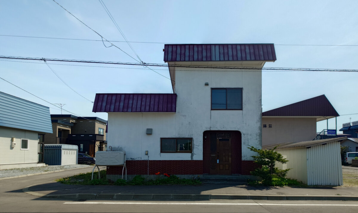角地　　北向き間口：12.609ｍ・東向き間口：15.045ｍ