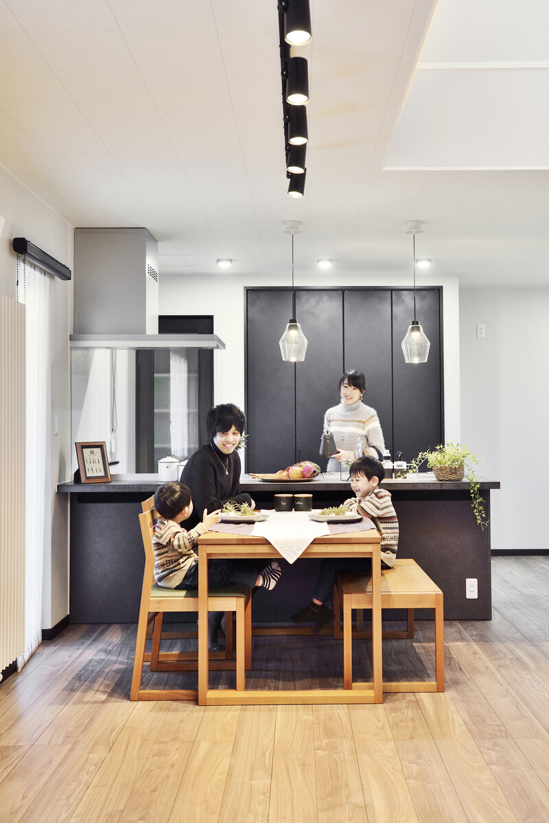 【減築】フルリノベーションで叶える開放的なリビングとシックインテリアの住まい【リノベーション】