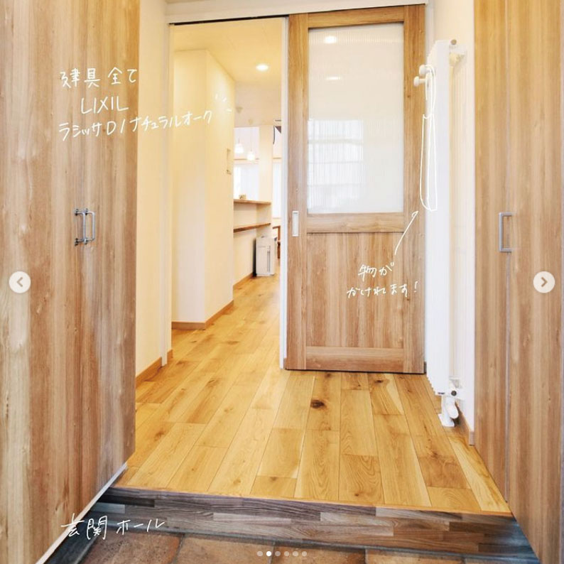 アンティークなポーチタイルがおしゃれな玄関ホールの施工実例。建具は全てLIXILのラシッサＤ　ナチュラルオーク