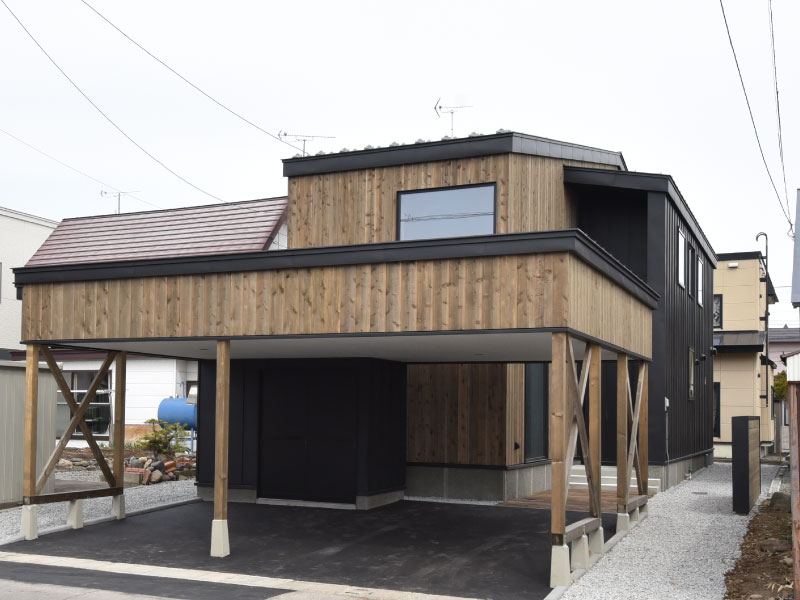 新築カーポート施工実例。住宅部分とカーポート分離型
