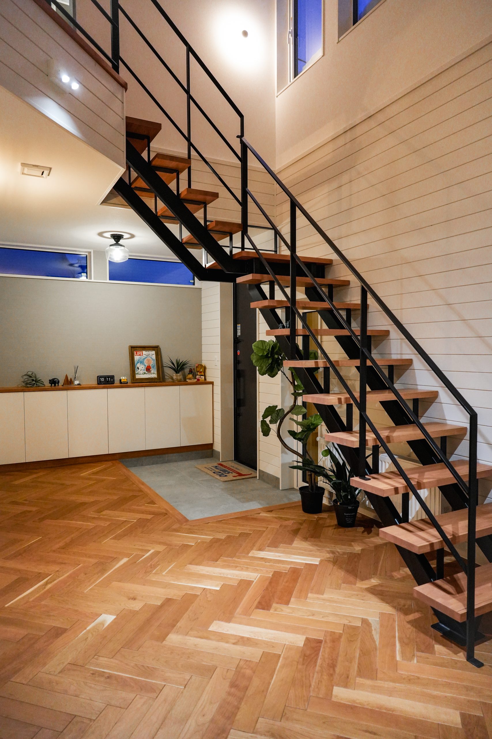 吹き抜けと玄関の写真